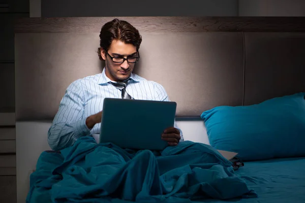 Trött affärsman arbetar övertid hemma på natten — Stockfoto