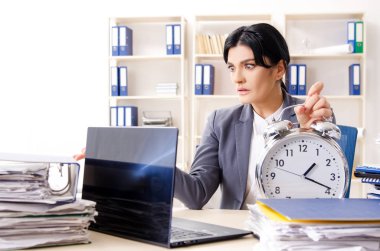 Orta yaşlı businesslady aşırı çalışma ile mutsuz 