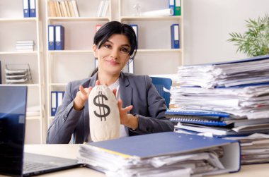 Orta yaşlı businesslady aşırı çalışma ile mutsuz 