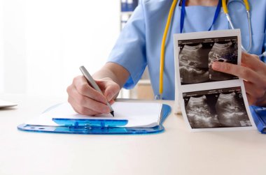 Klinikte çalışan kadın doktor jinekolog