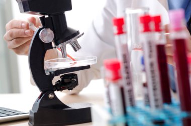 Laboratuvarda çalışan kadın kimyacı  