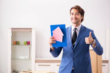Genç yakışıklı emlakçı düz satış 