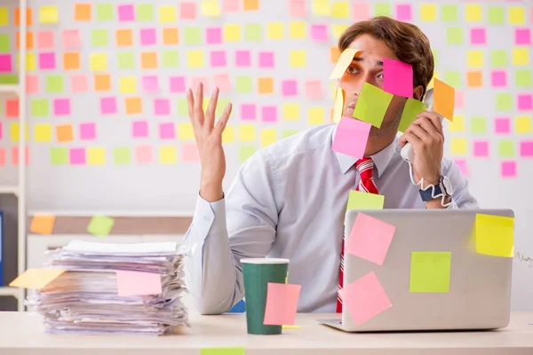 Jeune homme beau dans un concept de priorités conflictuelles — Photo