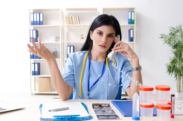 Frauenärztin arbeitet in der Klinik — Stockfoto