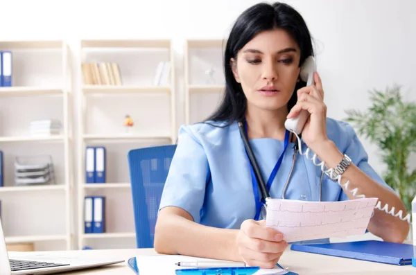 Vrouwelijke cardioloog werkzaam in de kliniek — Stockfoto