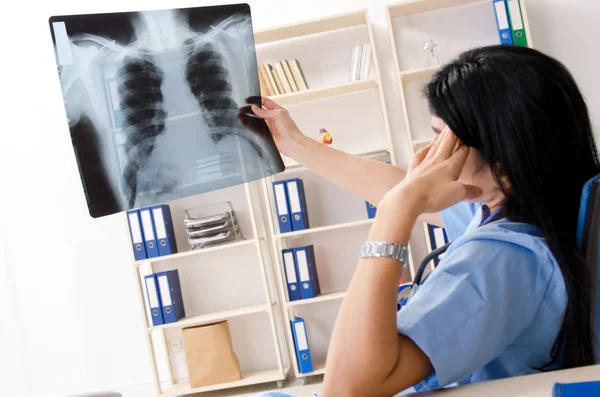 Kvinnliga läkare radiolog arbetar på kliniken — Stockfoto