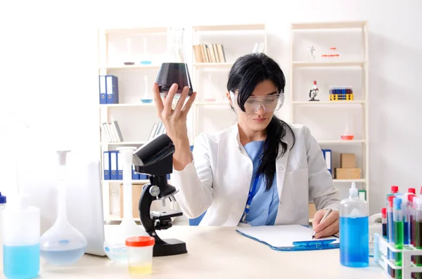 Chimica femminile che lavora al laboratorio — Foto Stock