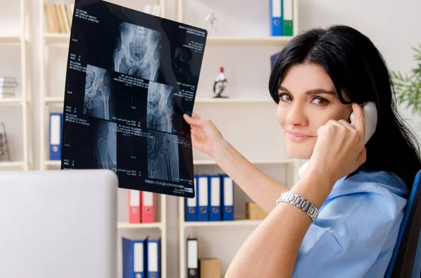 Female doctor radiologist working in the clinic — Stock Photo, Image