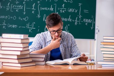 Genç erkek öğrenci okulda matematik