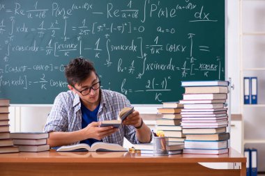 Genç erkek öğrenci okulda matematik