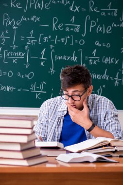 Genç erkek öğrenci okulda matematik
