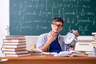 Genç erkek öğrenci okulda matematik