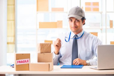 Kutu taşıma servisinde çalışan erkek çalışan.