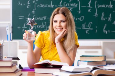 Kara tahta önünde genç kız öğrenci  