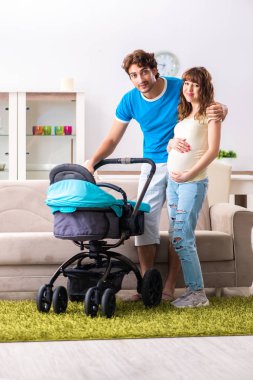 Yeni bir bebek bekleyen genç ebeveynler.