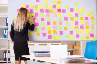 Çakışan öncelikleri kavram genç güzel businesslady 