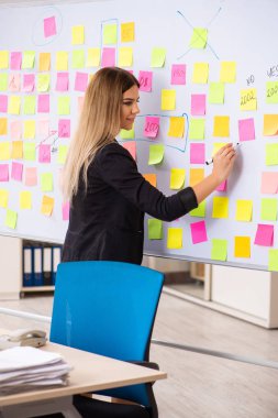 Çakışan öncelikleri kavram genç güzel businesslady 