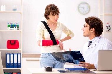 Genç kadın ziyaret Doktor traumatologist 