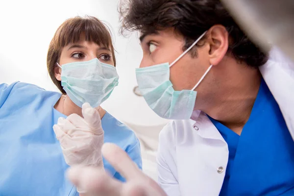 Concepto de tratar los dientes en dentistas — Foto de Stock