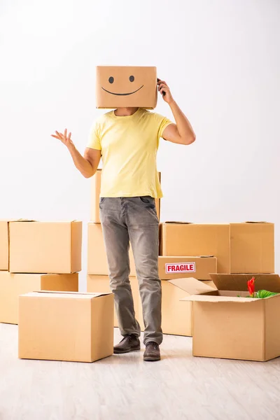 Hombre feliz con caja en lugar de su cabeza — Foto de Stock