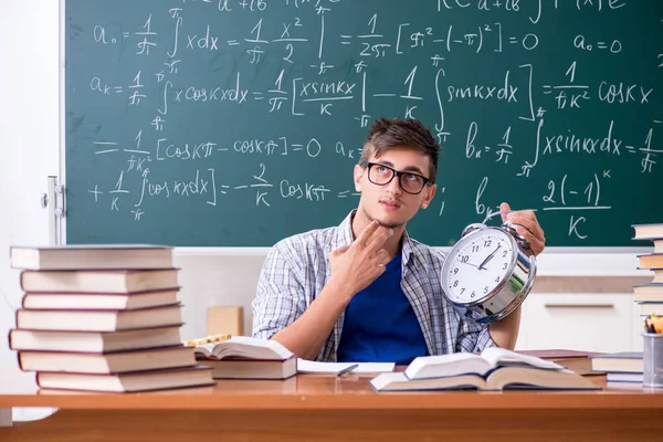 Ung manlig student som studerar matematik i skolan — Stockfoto