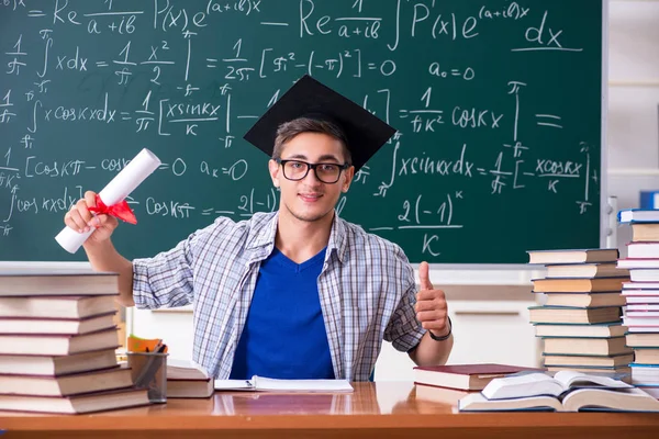 Mladý muž student studoval matematiku ve škole — Stock fotografie