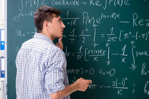 Junge männliche Schüler studieren Mathe in der Schule — Stockfoto