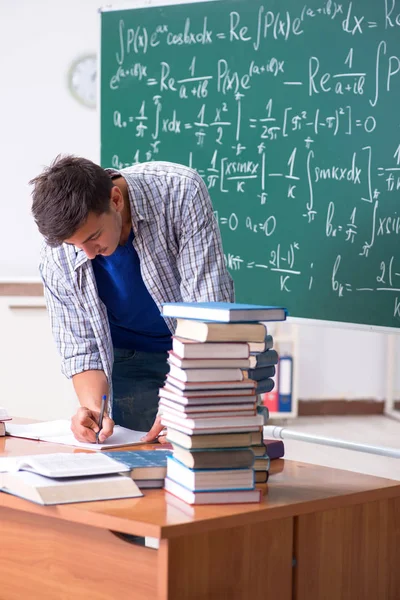 Молодой мужчина, изучающий математику в школе — стоковое фото