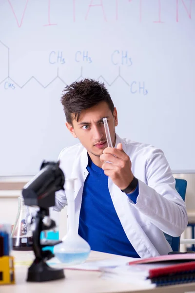 실험실에 앉아 젊은 화학자 — 스톡 사진