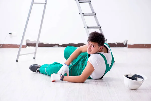Молодий працівник падає зі сходів — стокове фото