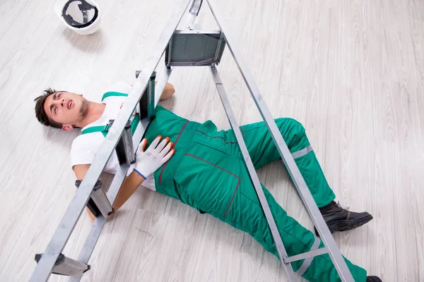 Joven trabajador cayendo de la escalera — Foto de Stock