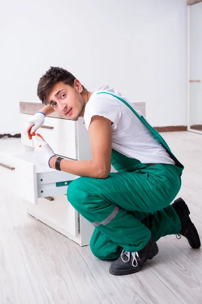 Jovem trabalhador com armário em casa conceito de renovação — Fotografia de Stock