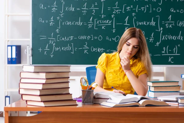 Jonge vrouwelijke student voor het schoolbord — Stockfoto