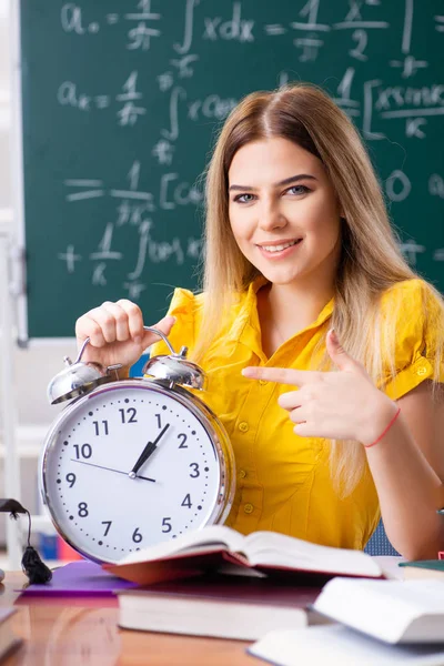 Jonge vrouwelijke student voor het schoolbord — Stockfoto