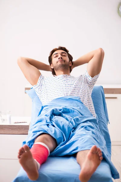 Verwondde man wachtend op behandeling in het ziekenhuis — Stockfoto