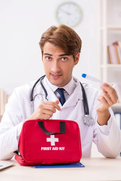 Junger Arzt mit Verbandskasten im Krankenhaus — Stockfoto