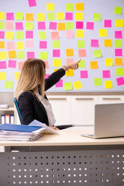 Unga vackra businesslady i motstridiga prioriteringar koncept — Stockfoto