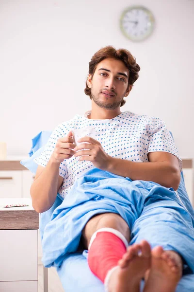 Раненый мужчина, ожидающий лечения в больнице — стоковое фото