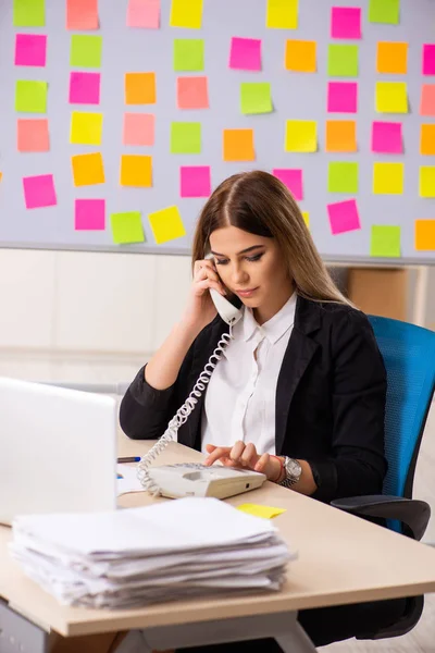 Joven hermosa empresaria en conflicto concepto de prioridades — Foto de Stock