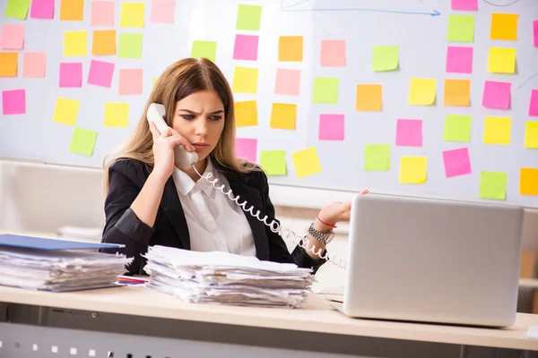 Joven hermosa empresaria en conflicto concepto de prioridades — Foto de Stock