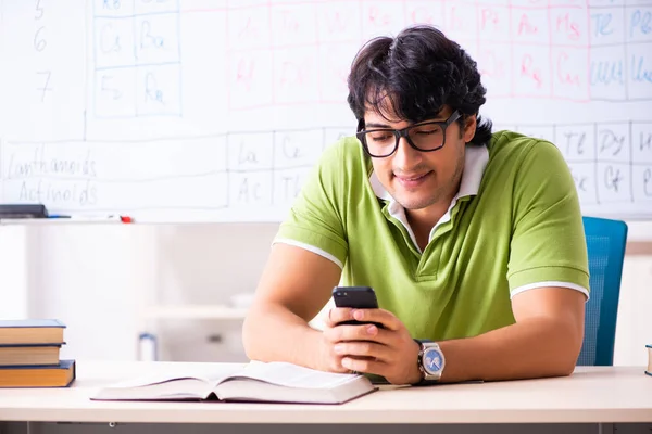 Junger Chemiestudent vor Periodensystem — Stockfoto