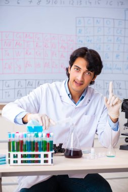 Laboratuvarda çalışan genç bir kimyager. 