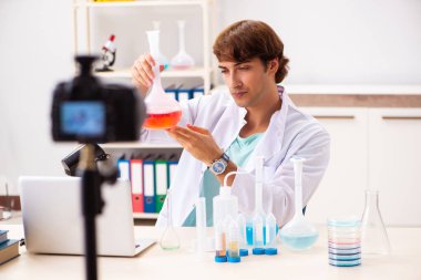 Kimyager blogu için video kaydediyor