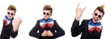 Komik adam beyaz izole güneş gözlüğü takıyor