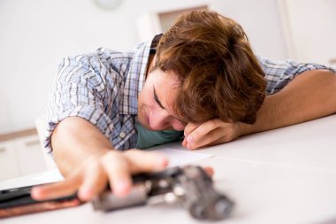 Genç adam intihar depresyon