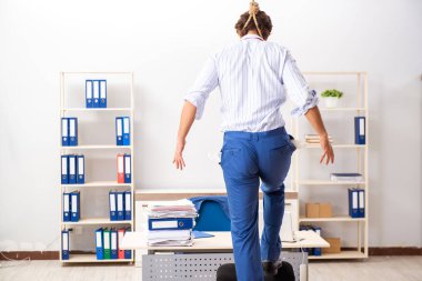 Çaresiz iş adamı intihar etmeyi düşünüyor.