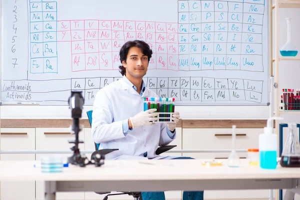 Jonge chemicus werkt in het lab — Stockfoto