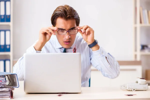 Affärsman äcklad med kackerlackor i office — Stockfoto