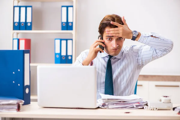 Affärsman äcklad med kackerlackor i office — Stockfoto