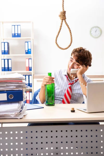 Desperat affärsman funderar på att begå självmord hängande — Stockfoto